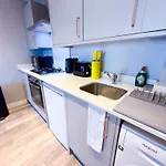 דירה Inactive The A 1 Bedroom By Altoluxoexperience Short Lets & Serviced With Parking & Wifi בריסטול
